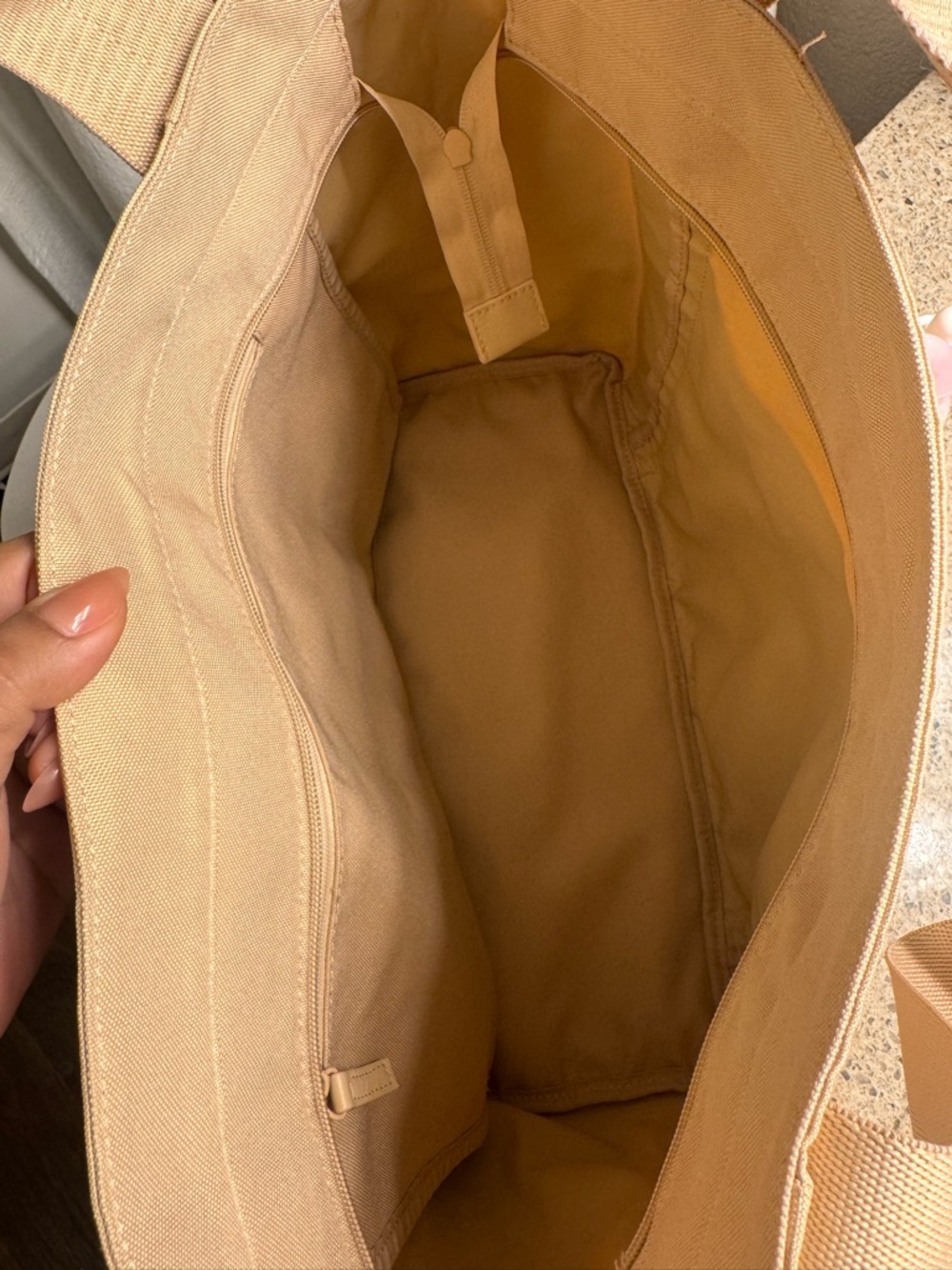 BEIS The BÉISics Tote 
in Beige - Picture 7 of 8